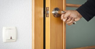 Установка дверей Тихорецк цена от 1327 руб.